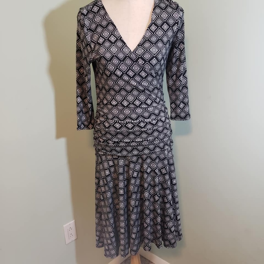 Lily Black White V-Neck Long Sleeve Dress